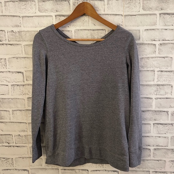 Women’s Old Navy gray scoop neck neck peep hole back pullover sweatshirt XS - Picture 1 of 4
